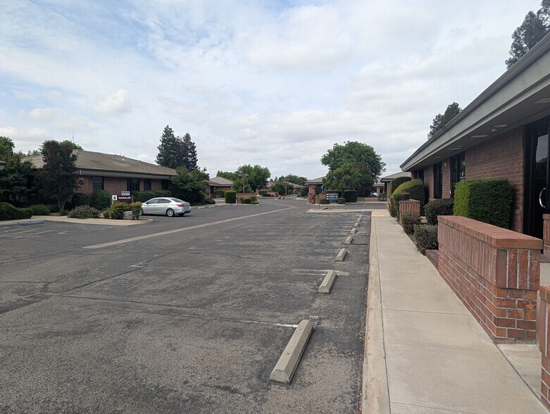 More Photos Of 1128 N Chinowth St, Visalia Medical For Sale