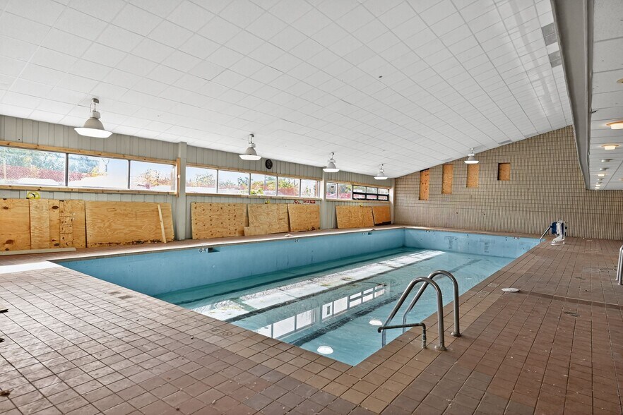 More Photos Of 1550 E Dundee Rd, Palatine Hotel For Sale