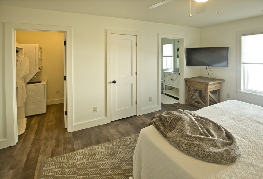 More Photos Of 118 Oak Crescent Cir, Clayton Hotel For Sale