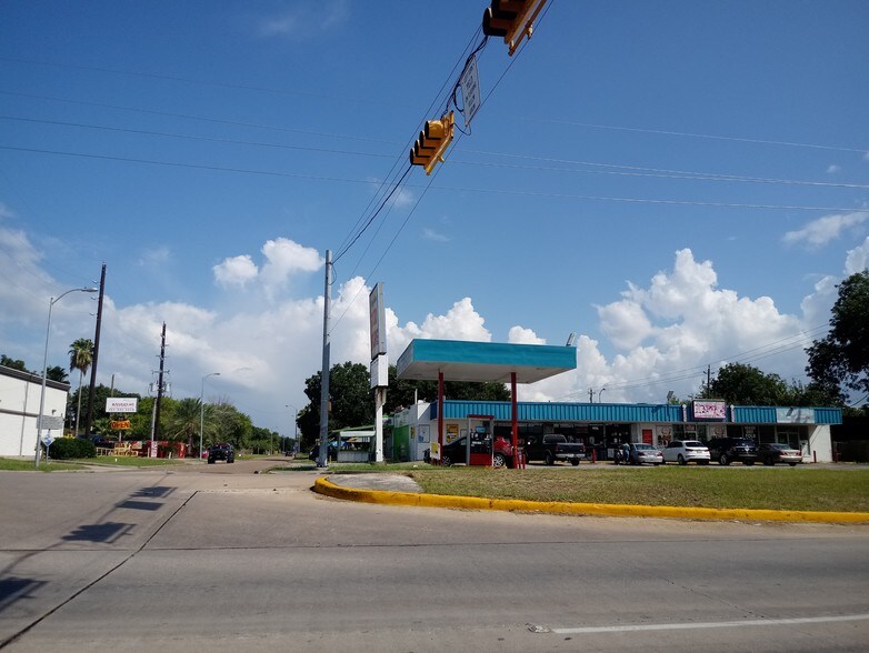 More Photos Of 1040 West Rd, Houston General Retail For Lease