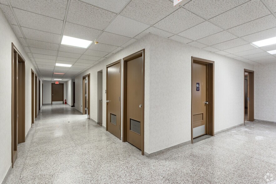 More Photos Of 216 W Madison St, Waukegan Office For Sale