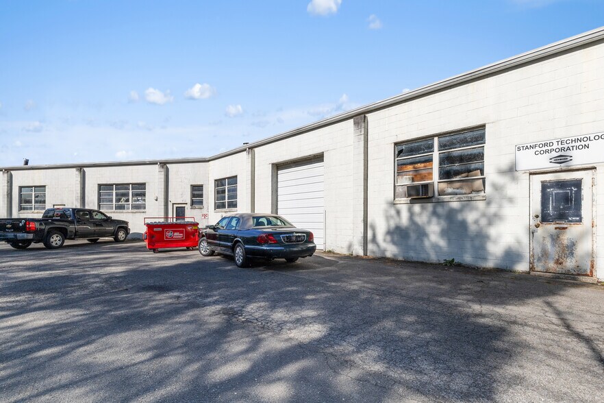 More Photos Of 55 Poplar St, Stamford Light Distribution For Sale