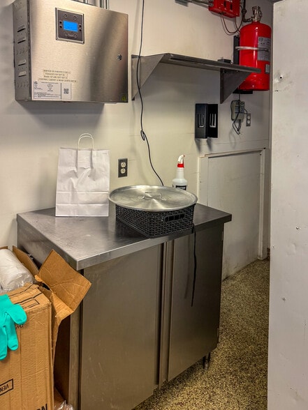 More Photos Of 150 Chelsea Harbor Dr, Norwich Restaurant For Lease