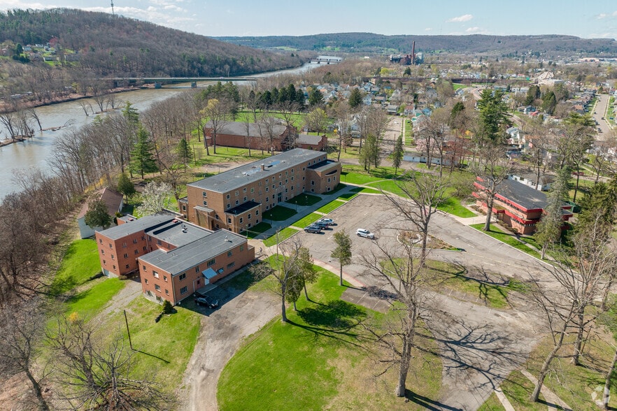 More Photos Of 400 Riverside Dr, Johnson City Specialty For Lease