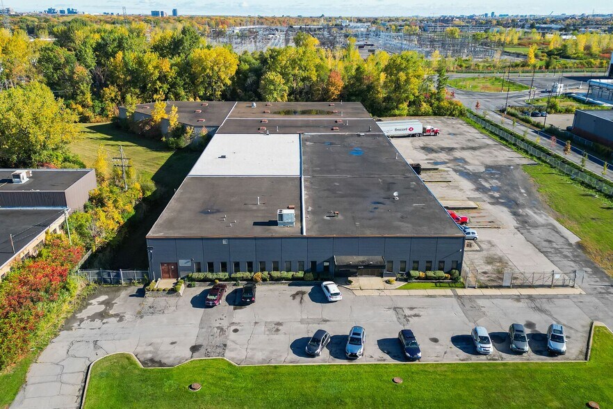 More Photos Of 3435 Boul Pitfield, Montréal Distribution For Lease