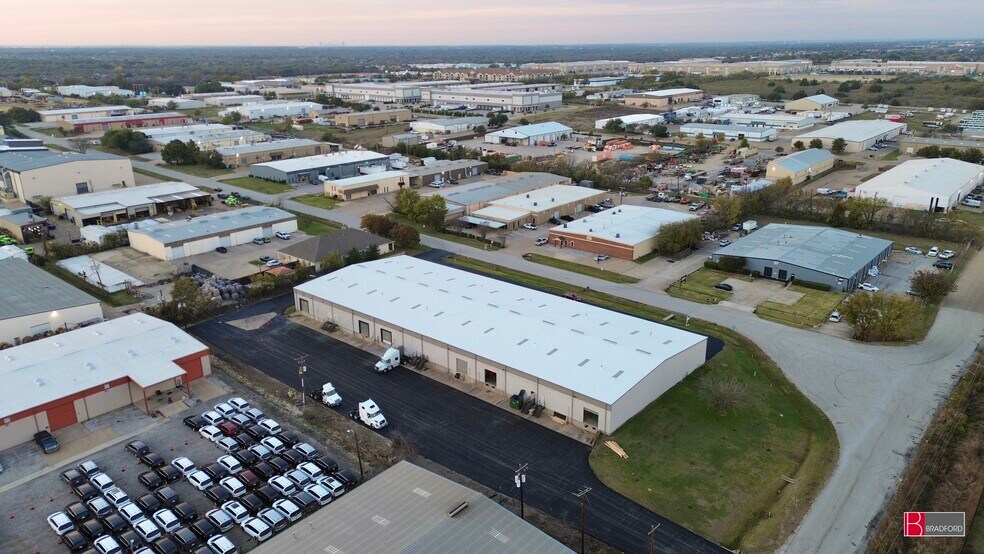 More Photos Of 1000-1008 N Commercial Blvd, Arlington Warehouse For Lease