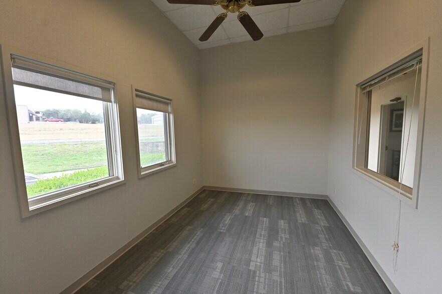 More Photos Of 116 Kestrel Dr, Spring Branch Loft Creative Space For Lease