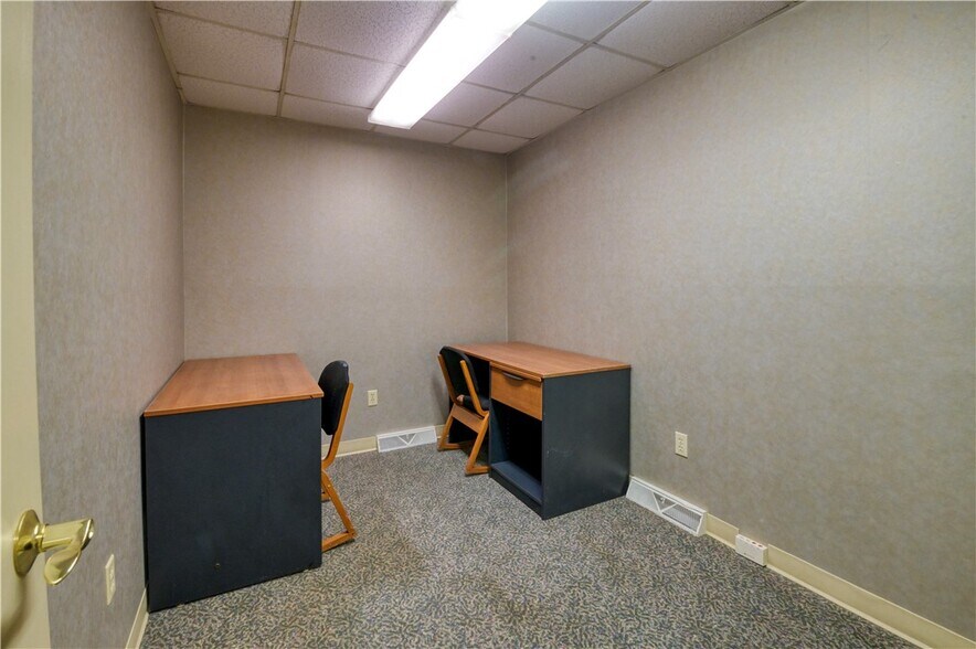 More Photos Of 111 W Pine Grove Rd, Fair Play Office For Sale