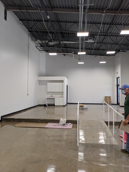 More Photos Of 2307 Thornton Rd, Austin Flex For Lease