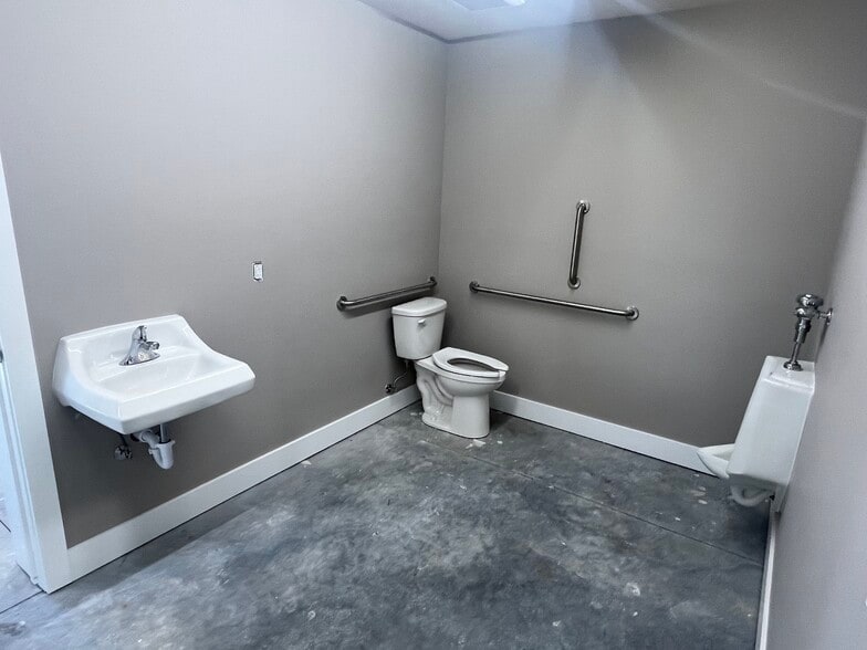 More Photos Of 3528 14th Ave, Council Bluffs Flex For Lease