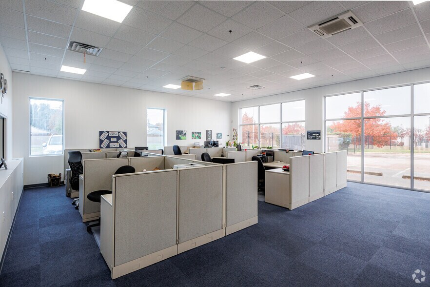 More Photos Of 4050 Premier Dr, Plano Light Manufacturing For Lease