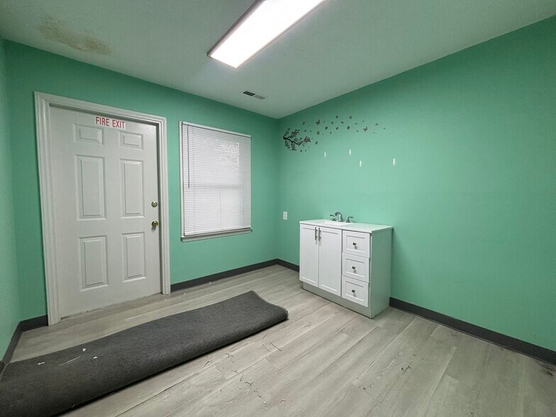 More Photos Of 4712 Country Club Rd, Winston-Salem Medical For Sale