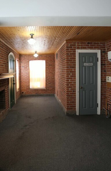 More Photos Of 126 S Pine St, Ponca City Warehouse For Sale