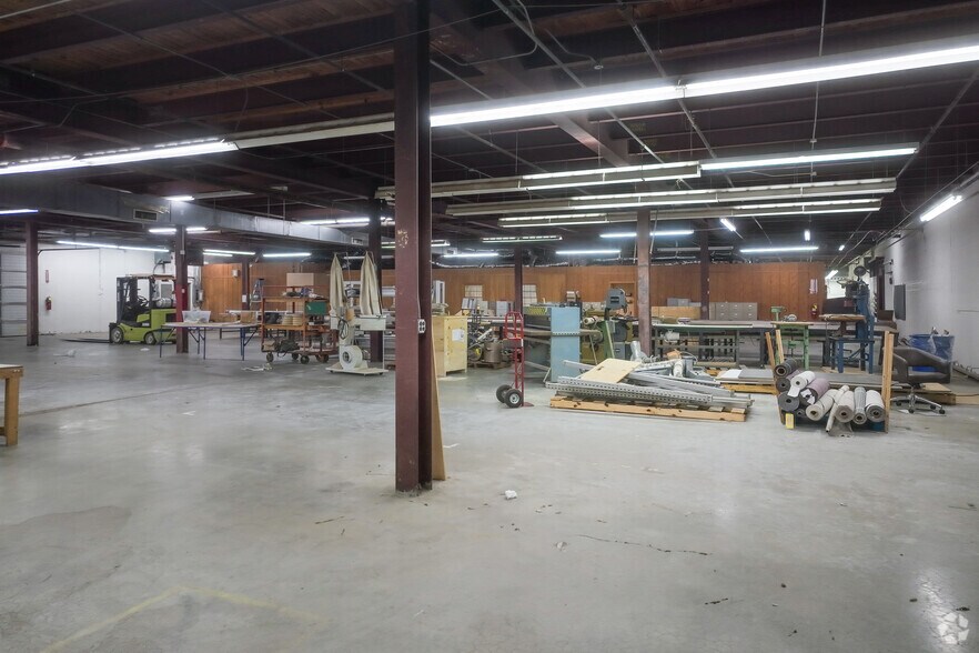 More Photos Of 100 E Newberry Ave, Liberty Manufacturing For Lease