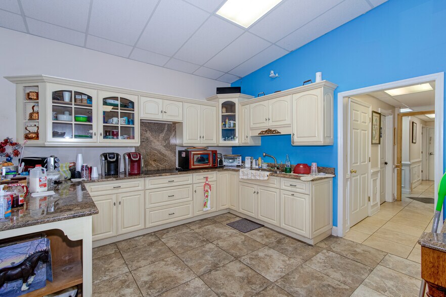 More Photos Of 1982 Jefferson Davis Hwy, Graniteville Showroom For Sale