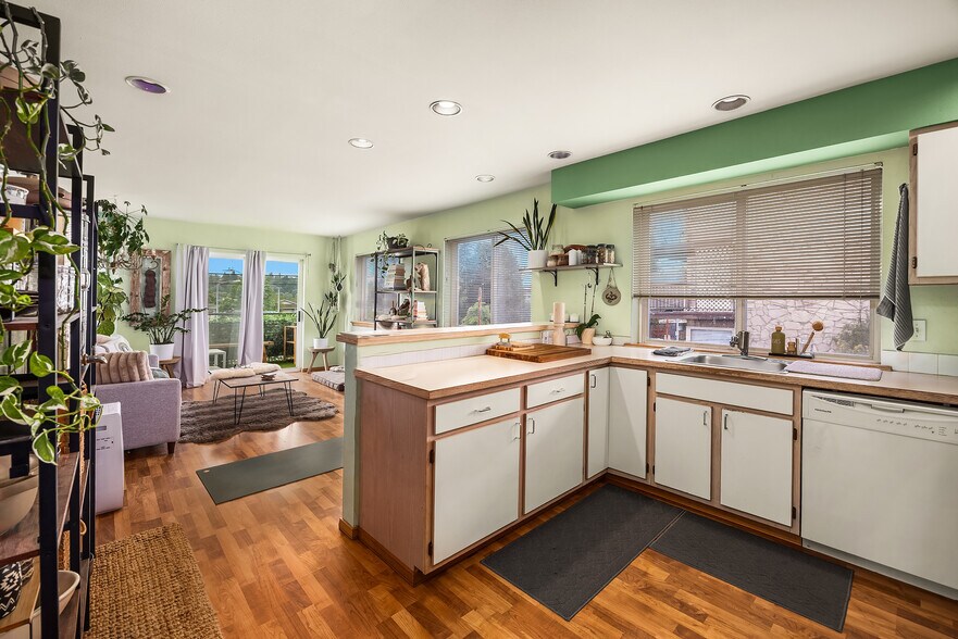 More Photos Of 816 N 38th St, Seattle Apartments For Sale
