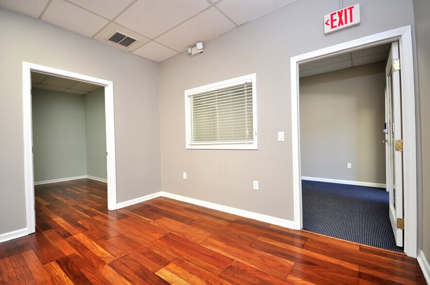 More Photos Of 75 Berlin Rd, Cromwell Medical For Sale