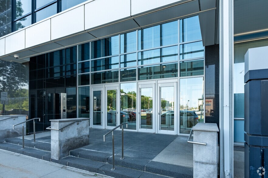 More Photos Of 2505 Boul Laurier, Québec Office For Lease