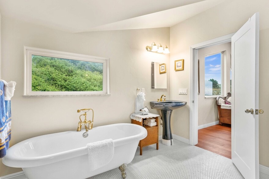 More Photos Of 266 Dolphin Dr, Whitethorn Hotel For Sale