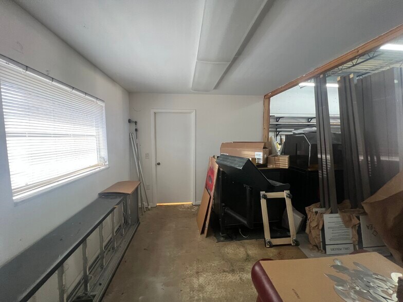 More Photos Of 264 Bahama St, Venice Office For Lease