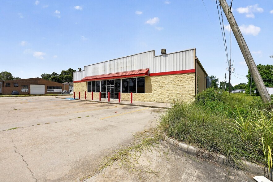 More Photos Of 504 N EE Wallace Blvd, Ferriday Storefront For Sale
