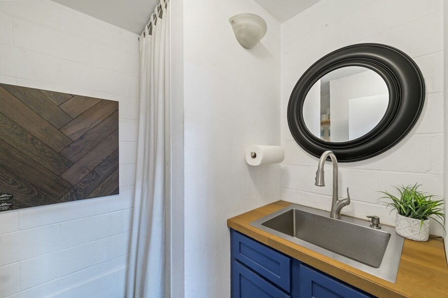 More Photos Of 112 W Linda Mesa Ave, Danville Freestanding For Sale