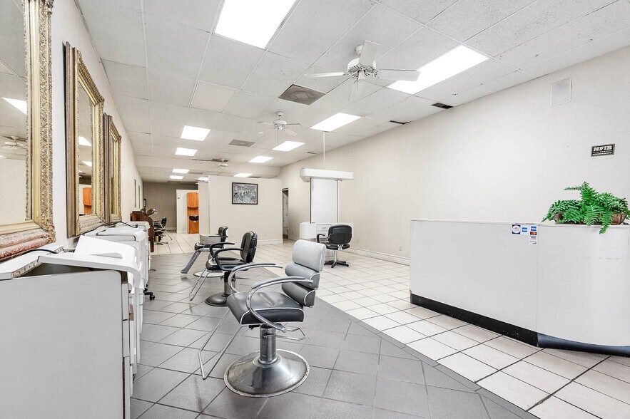 More Photos Of 101 E Monseratte St, El Campo Storefront For Sale