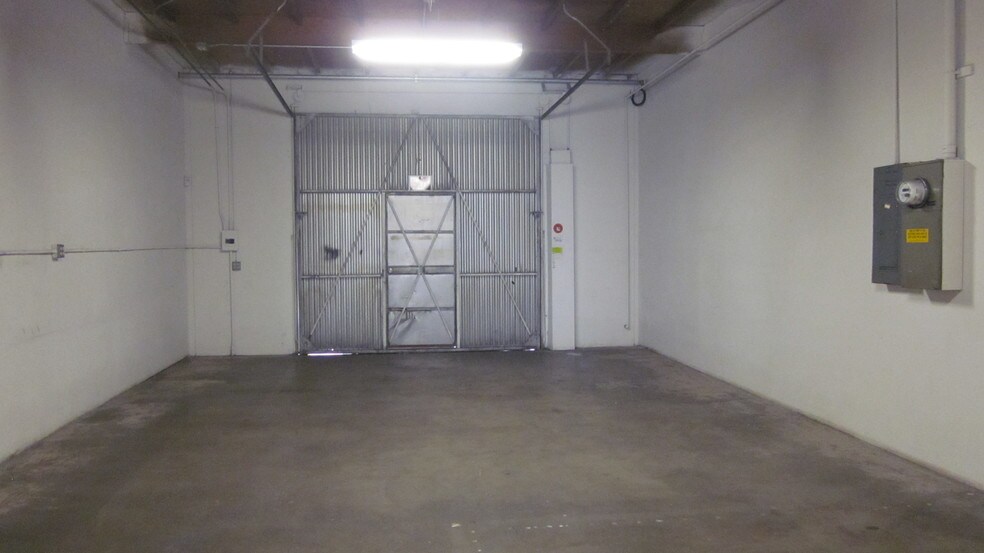 More Photos Of 2277-2295 1/2 S Grand Ave, Santa Ana Warehouse For Lease