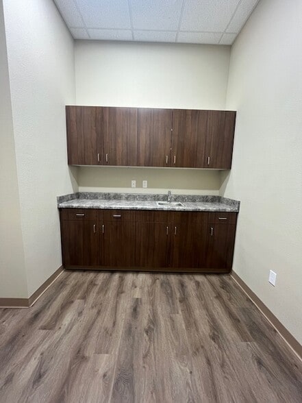 More Photos Of 41818 N Venture Dr, Phoenix Medical For Lease