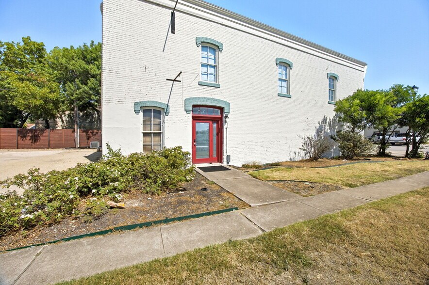More Photos Of 101 East St, Hutto Storefront Retail Office For Lease
