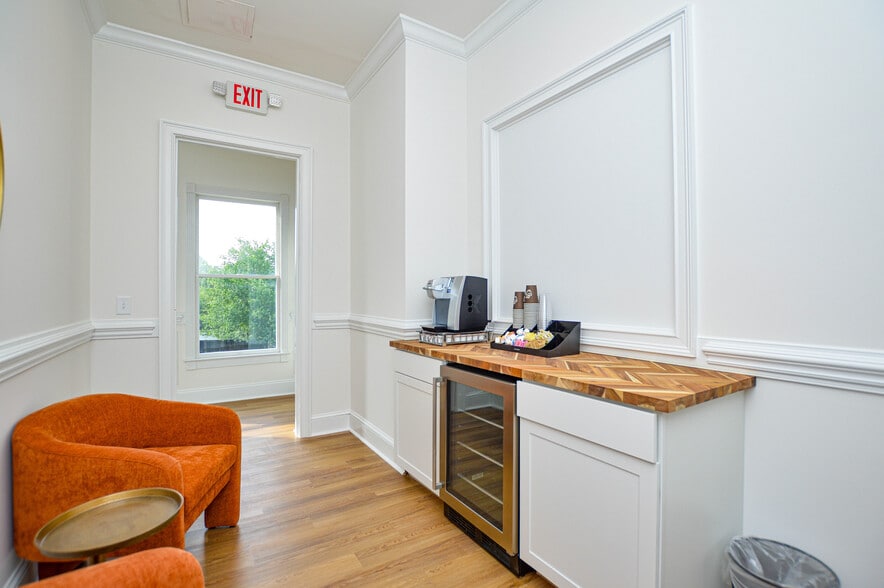 More Photos Of 21000 Torrence Chapel Rd, Cornelius Office Residential For Lease