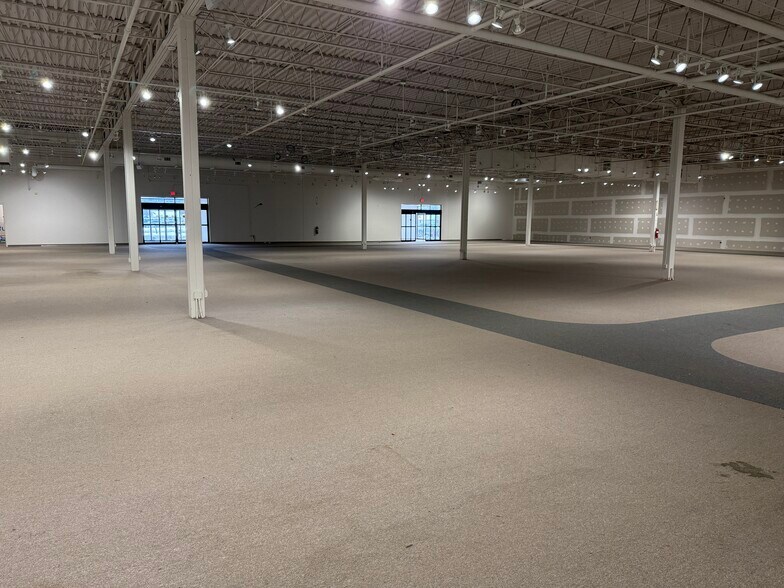 More Photos Of 2111-2113 8th St S, Wisconsin Rapids Department Store For Lease