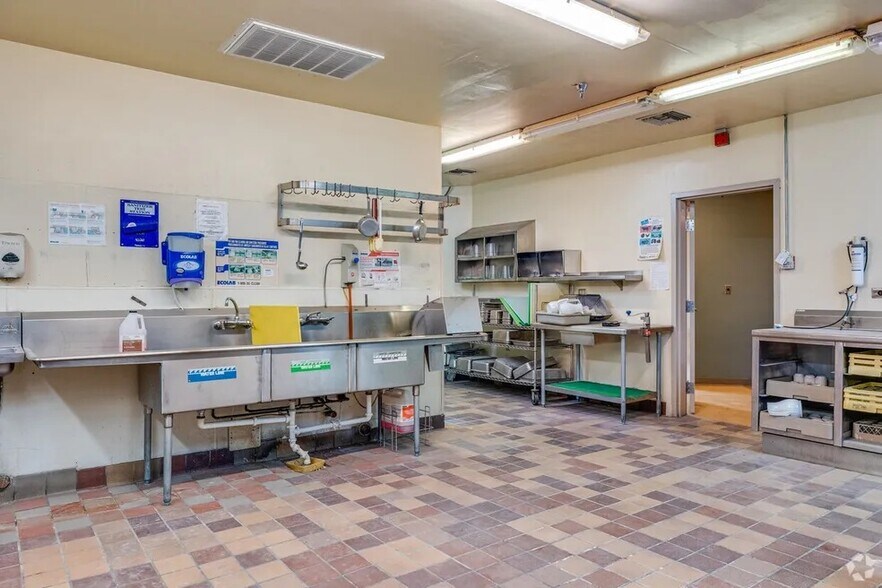 More Photos Of 13818 N Thunderbird Blvd, Sun City Rehabilitation Center For Lease
