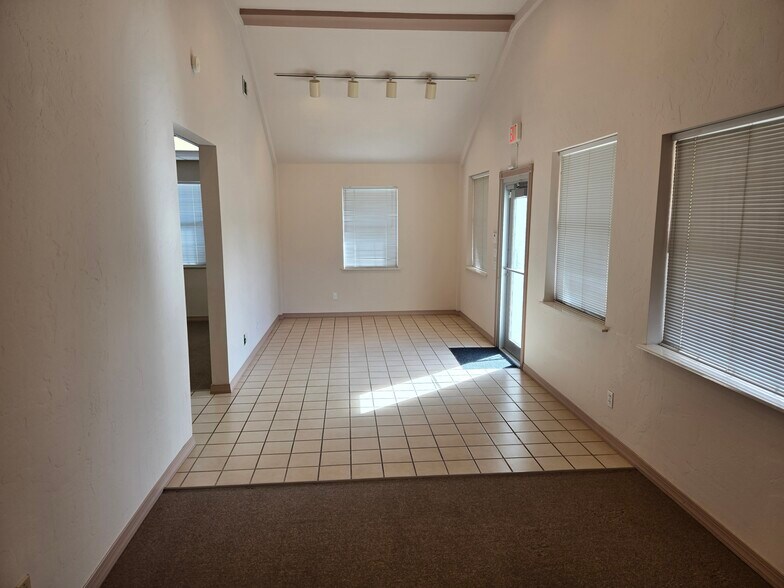 More Photos Of 318 W Highland St, Shawnee Office For Sale