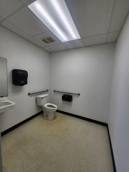 More Photos Of 6946-6962 Wellington Rd, Manassas Warehouse For Lease