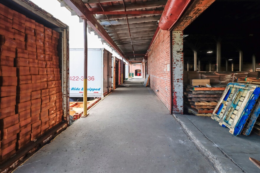 More Photos Of 827 Douglas Ave, Portsmouth Warehouse For Lease