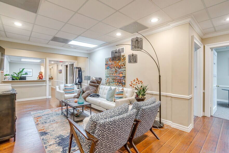 More Photos Of 1309 W Abram St, Arlington Office For Sale