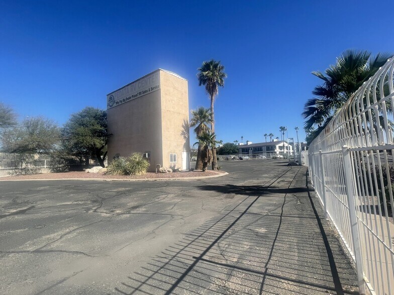 More Photos Of 4933 S Outlet Center Dr, Tucson Specialty For Lease