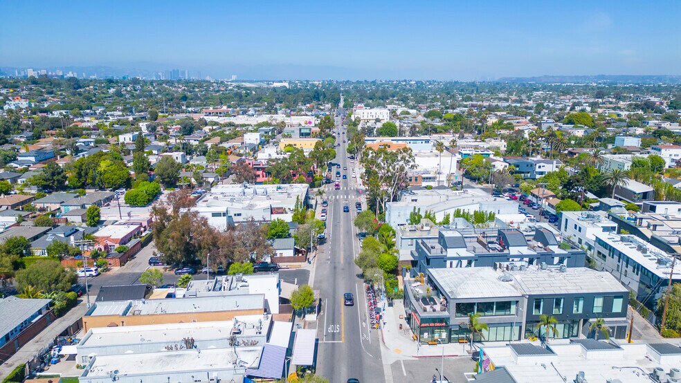 More Photos Of 402 Rose Ave, Venice Freestanding For Lease