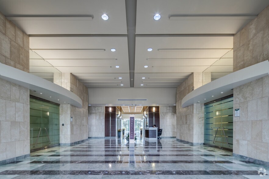 More Photos Of 4901 Vineland Rd, Orlando Office For Lease