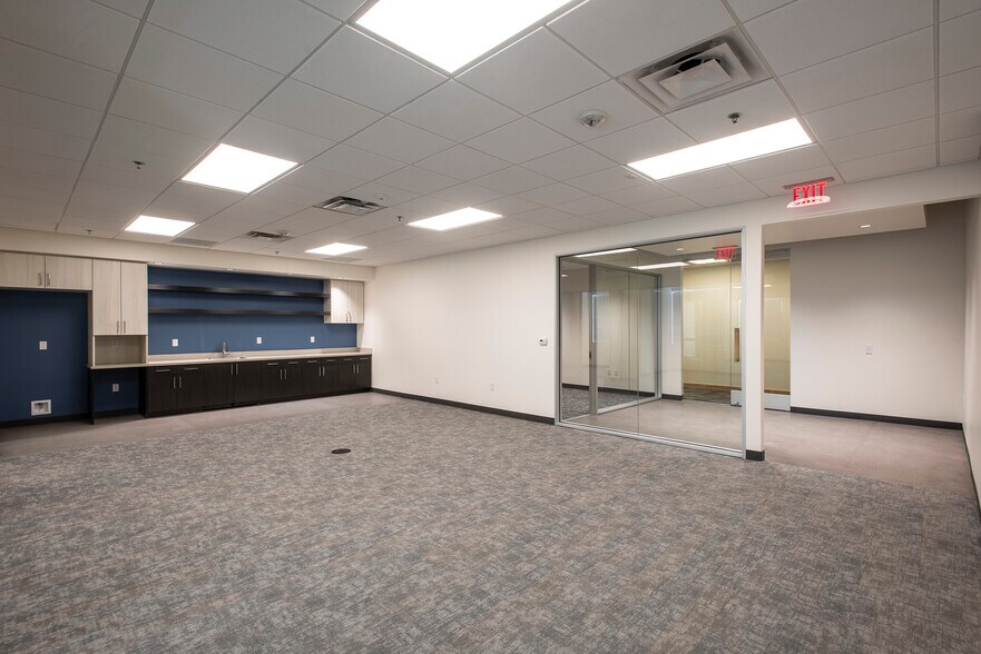 More Photos Of 2121 W Chandler Blvd, Chandler Office For Lease