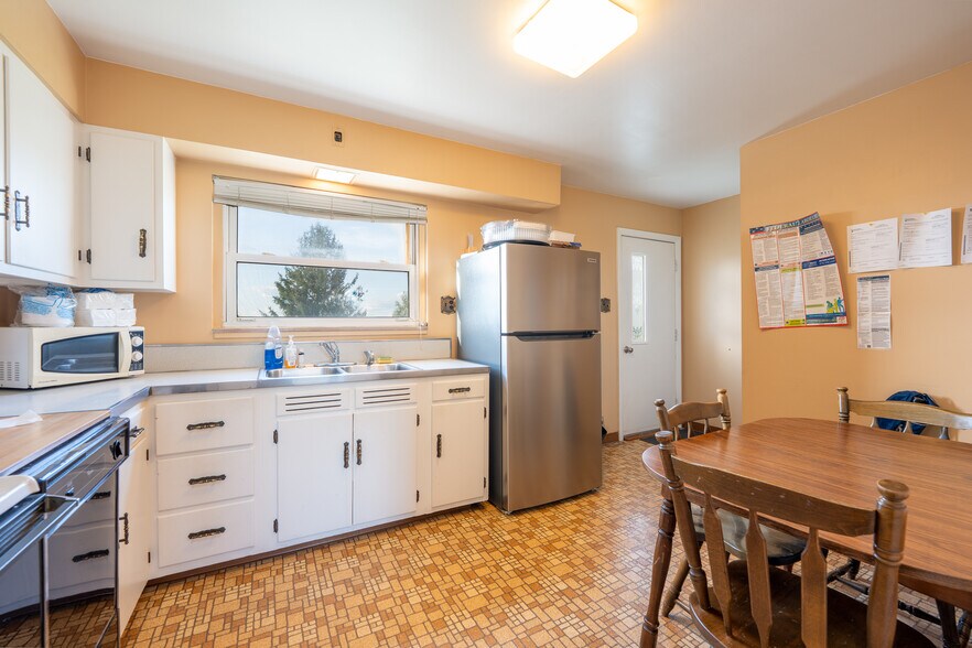 More Photos Of 1575 Mission Rd, Latrobe Flex For Sale