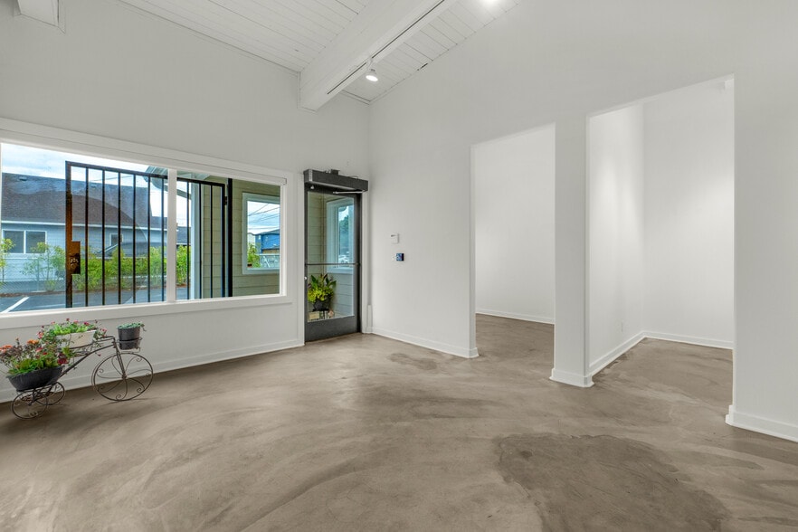 More Photos Of 809 S Holladay Dr, Seaside Showroom For Sale