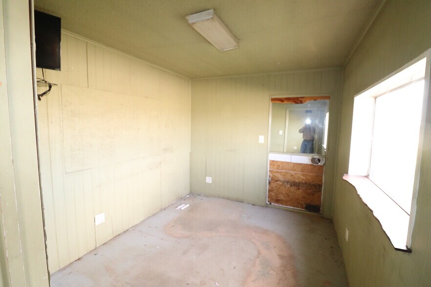 More Photos Of 604 US Highway 287 S, Henrietta Flex For Sale