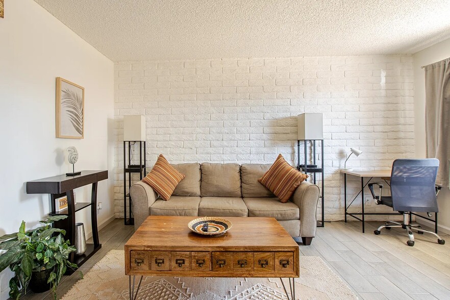 Primary Photo Of 7031 N 80th Ave, Glendale Apartments For Sale