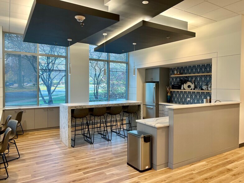 More Photos Of 3120 Fairview Park Dr, Falls Church Office For Lease