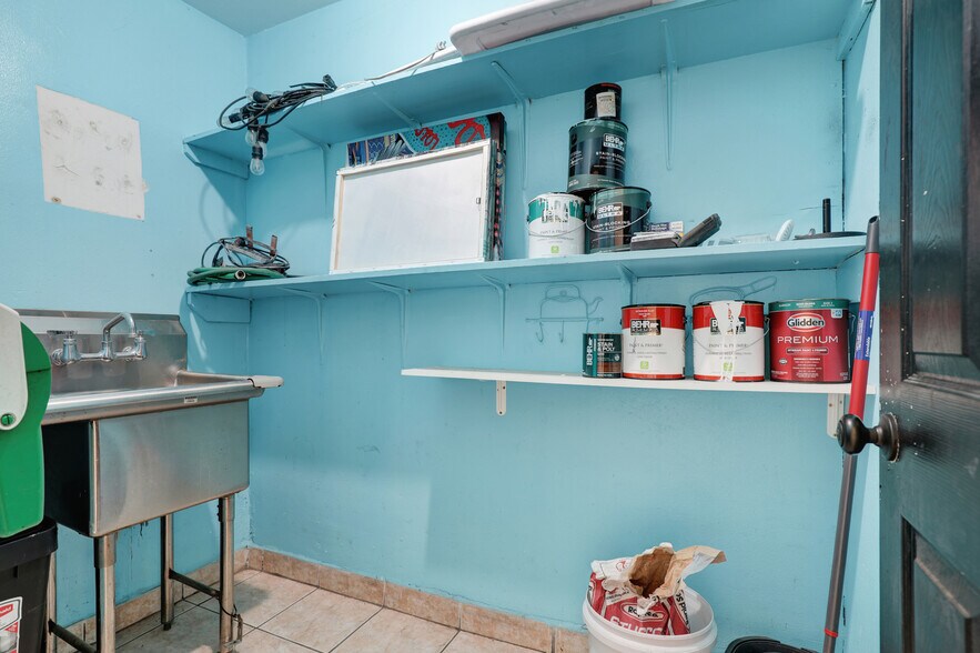 More Photos Of 1862 Santa Fe Ave, Long Beach Storefront For Lease