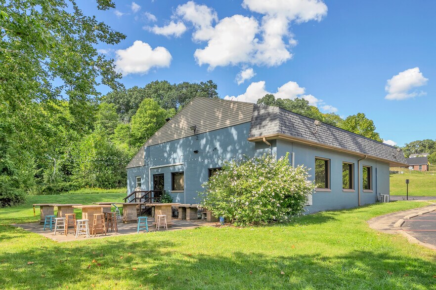 More Photos Of 715 Craigdell Rd, New Kensington Bar For Sale