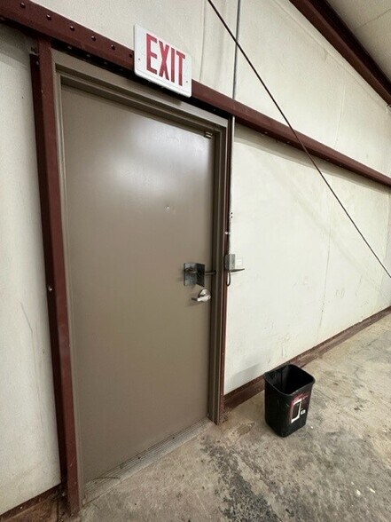 More Photos Of 1484 Lake City Industrial Ct, Morrow Flex For Lease