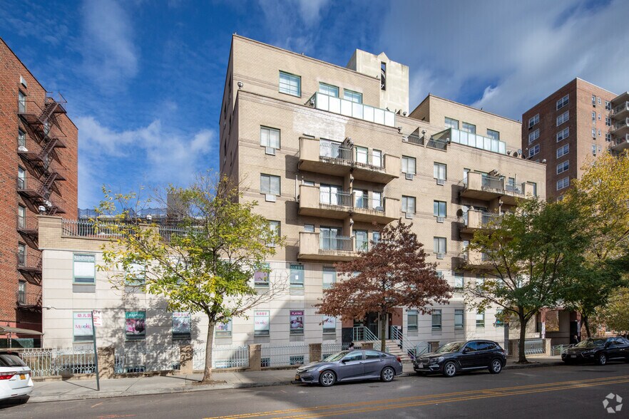 Primary Photo Of 4231 Colden St, Flushing Apartments For Lease